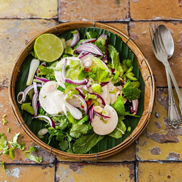 Thailändischer Salat mit Moo Yoo Koriander und Zwiebel