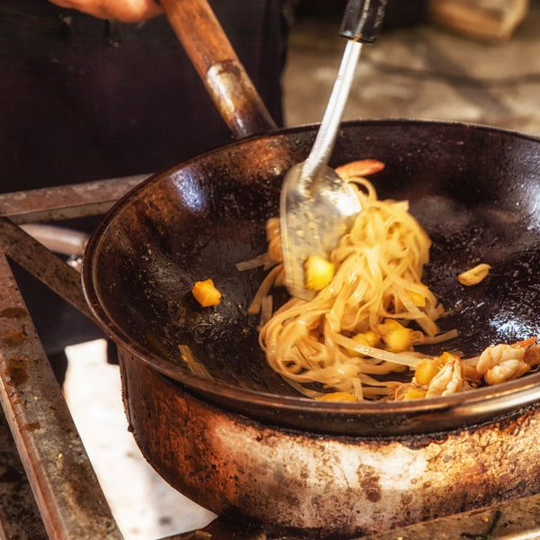 Wok-Wender aus Edelstahl mit Holzgriff