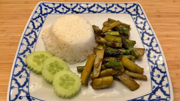 Gebratener grüner Spargel mit Austernsoße: Normai Farang Pad Nam Man Hoi - Yak Thai