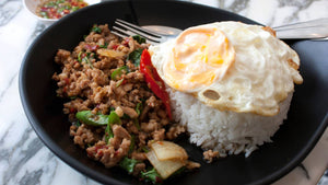 Pad Krapao - ein Klassiker der thailändischen Wok Gerichte - Yak Thai