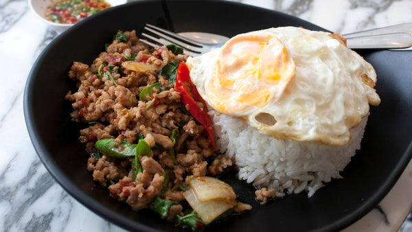 Pad Krapao - ein Klassiker der thailändischen Wok Gerichte - Yak Thai