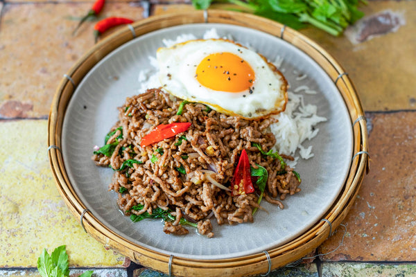 Pad Krapao - ein Klassiker der thailändischen Wok Gerichte - Yak Thai
