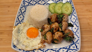 Pad Krapao Look Chin: Scharfe gebratene Fleischbällchen - Yak Thai