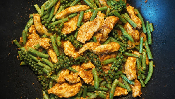 Pad Phed Gai - Schnelles Wokrezept mit Hähnchen und roter Currypaste - Yak Thai