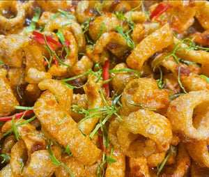 Pad Prik King Moo - Knusprige Schweinehaut in rotem Curry - Yak Thai
