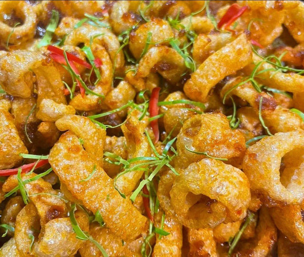 Pad Prik King Moo - Knusprige Schweinehaut in rotem Curry - Yak Thai