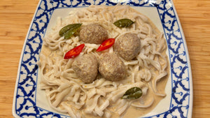 Reisnudeln mit Schweinefleischbällchen in grünem Curry - Yak Thai