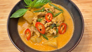 Rotes Curry mit Huhn und Kartoffeln (Gaeng Phed Gai Man Farang) - Yak Thai