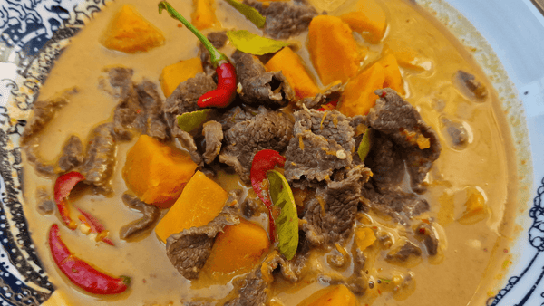 Rotes Thaicurry mit Kürbis und Rindfleisch - Gäng Fak Thong Sai Nguea - Yak Thai