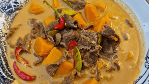 Rotes Thaicurry mit Kürbis und Rindfleisch - Gäng Fak Thong Sai Nguea - Yak Thai