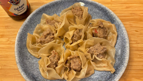 Teigtaschen mit Krapao Füllung - Khanom Jeep Moo Sap Krapao - Yak Thai