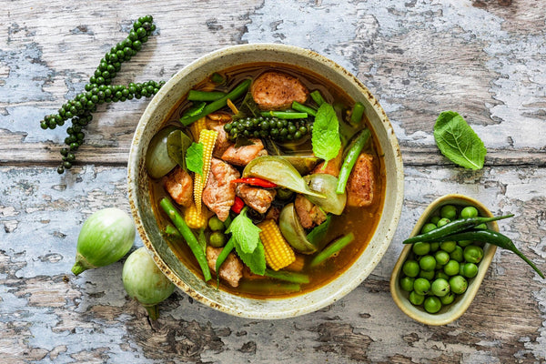 Thai Jungle Curry mit Hühnchen - Gaeng Paa Gai - Yak Thai