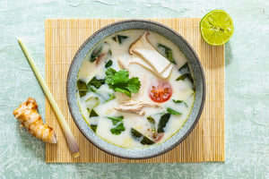 🥥 Tom Kha Suppe – Ein Rezept für Thailands aromatische Kokossuppe mit Hühnchen - Yak Thai