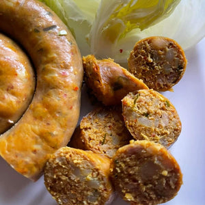 Sai Ua Wurst aufgeschnitten auf einem Teller