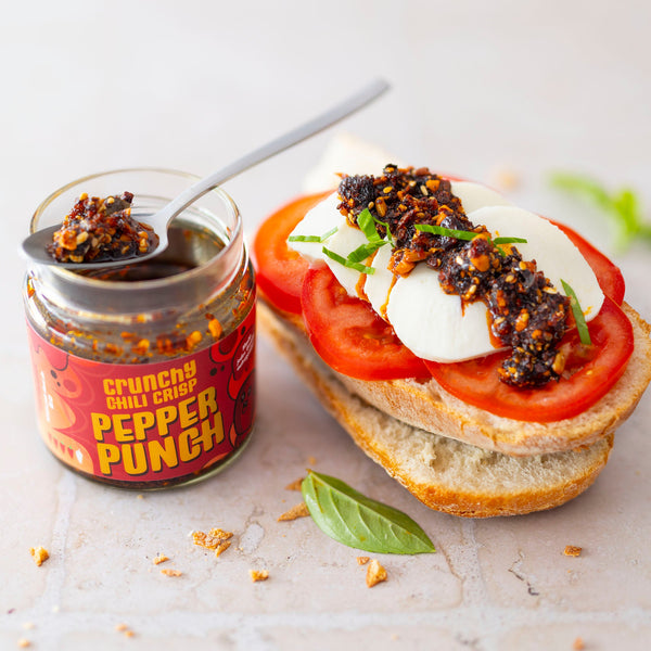 Pepper Punch Chili Crisp auf Mozzarella und Tomate