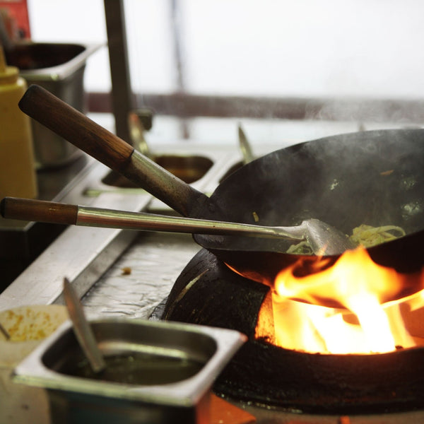 kochen im wok mit wokbesteck